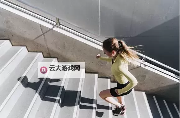 在楼梯上做一上一下的运动:夜色中的节拍与心跳图1
